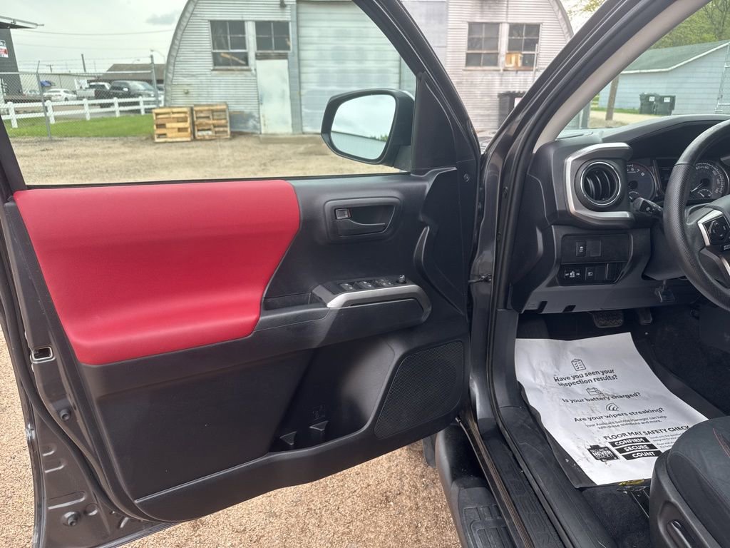 Used 2020 Toyota Tacoma SR5 w/ Blackout Package AWD/4WD image 11