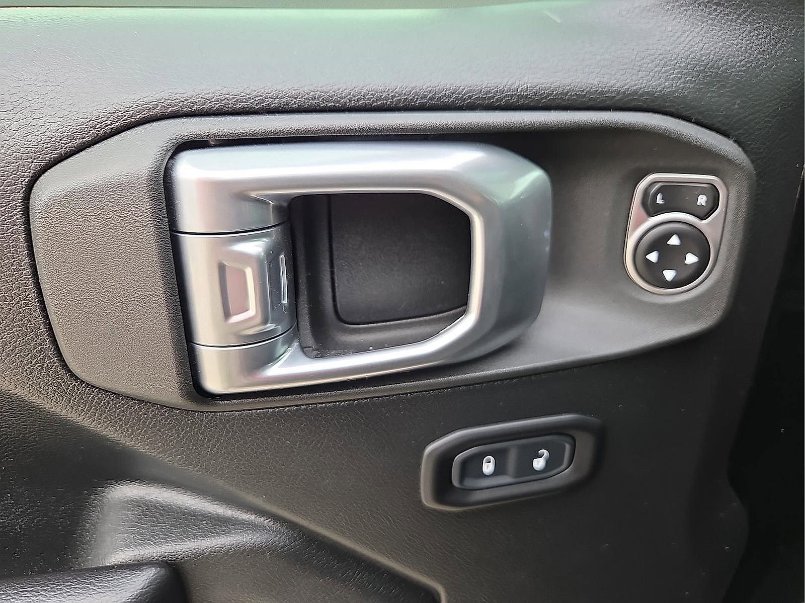 Used 2021 Jeep Gladiator Willys image 13