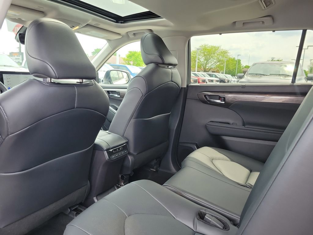 Used 2024 Toyota Highlander Limited AWD/4WD image 16