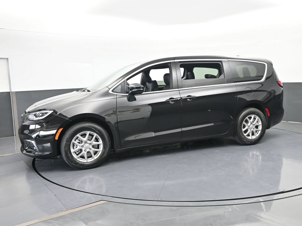 New 2026 Chrysler Pacifica Select image 2