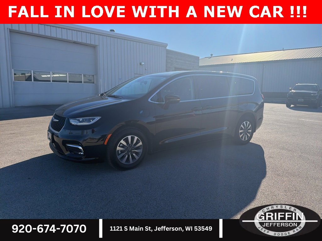 Used 2024 Chrysler Pacifica Select image 1