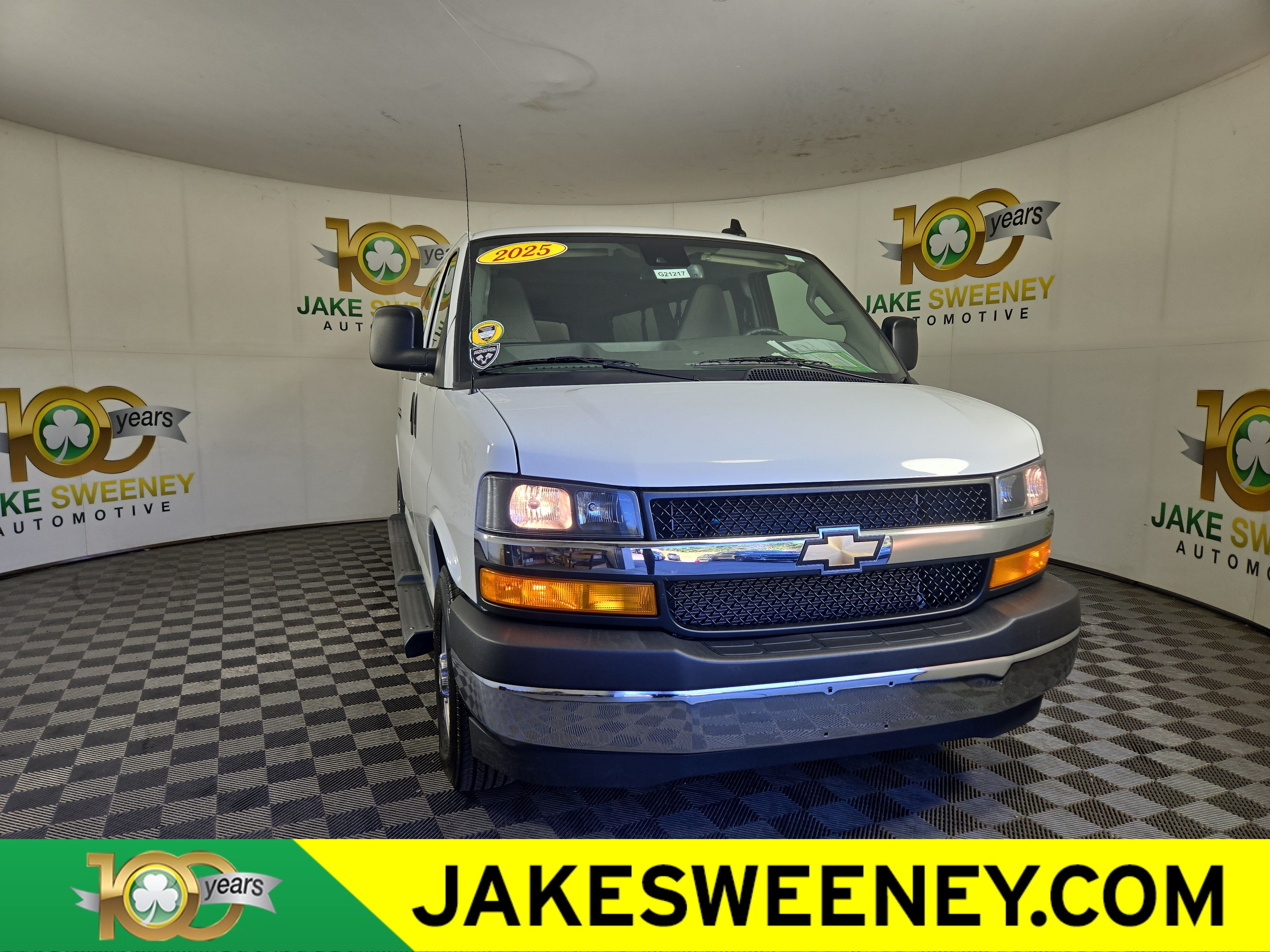 Certified 2025 Chevrolet Express 3500 LT w/ LT Preferred Equipment Group RWD image 1