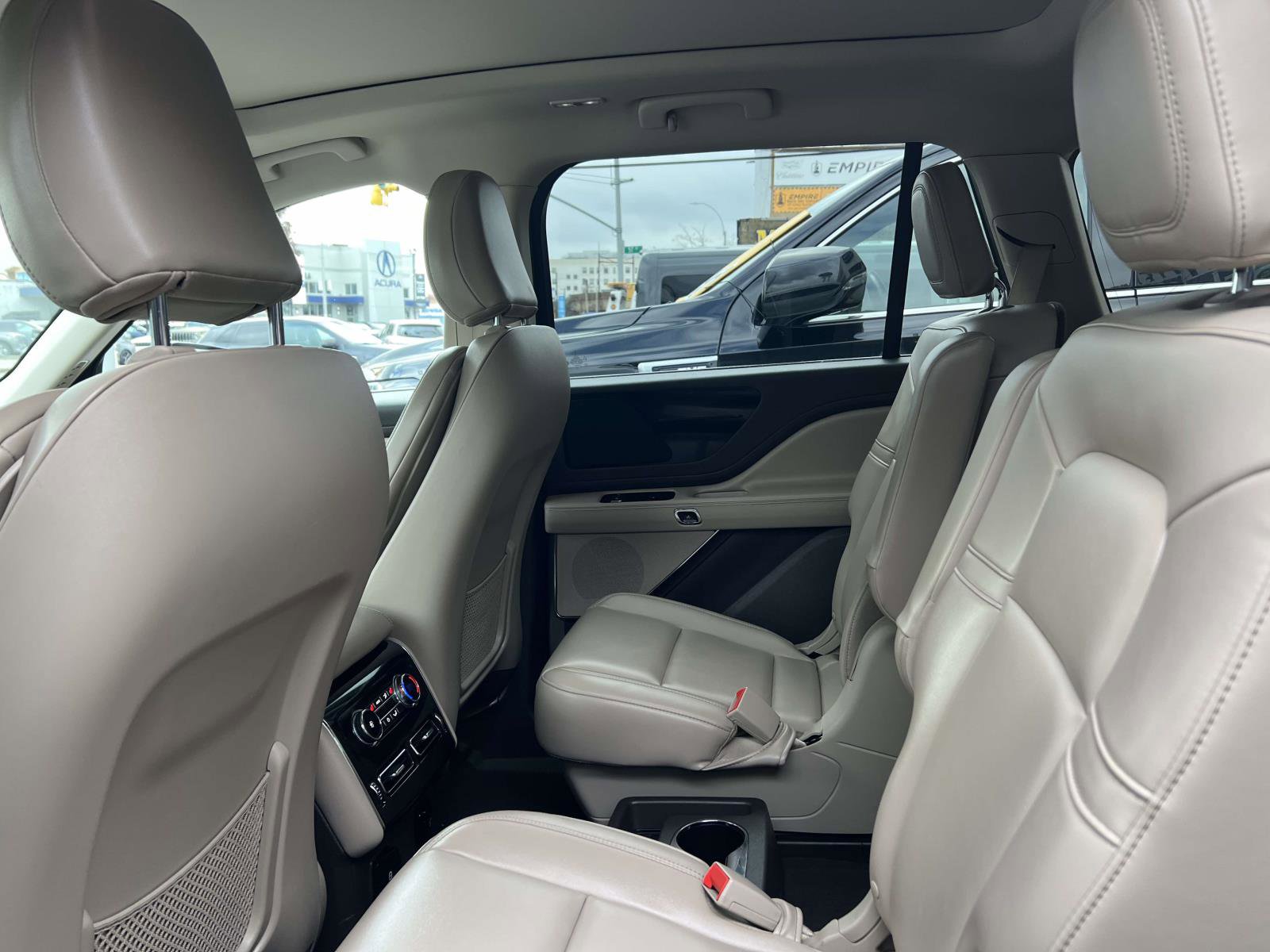 Used 2022 Lincoln Aviator Standard w/ Premium Package image 12