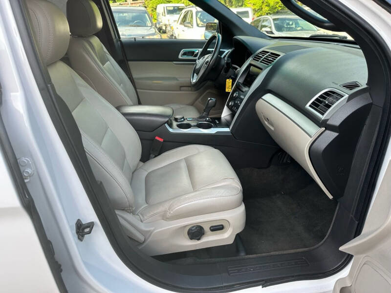 Used 2015 Ford Explorer XLT w/ Equipment Group 202B image 20