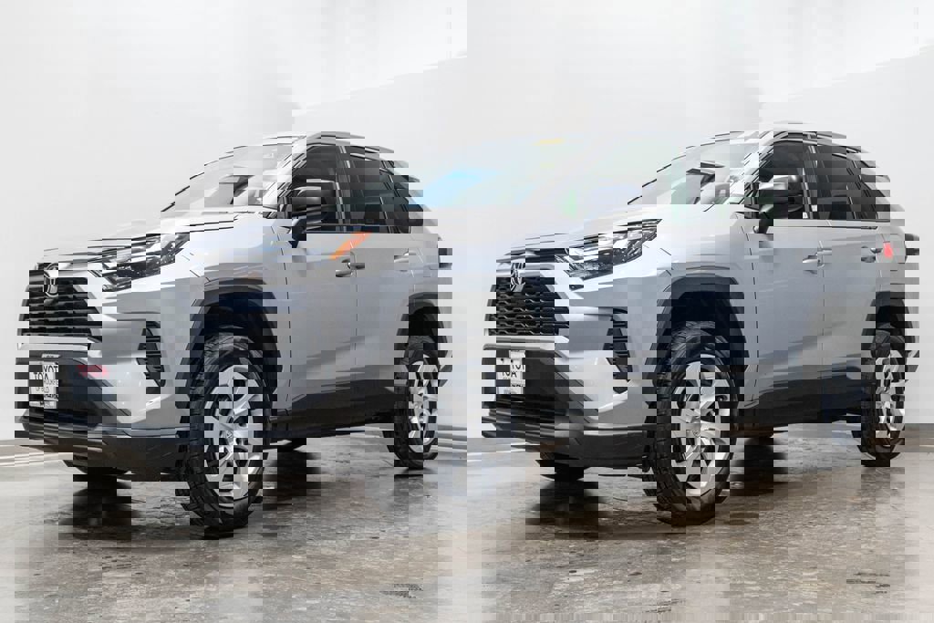 Used 2024 Toyota RAV4 LE AWD/4WD image 3