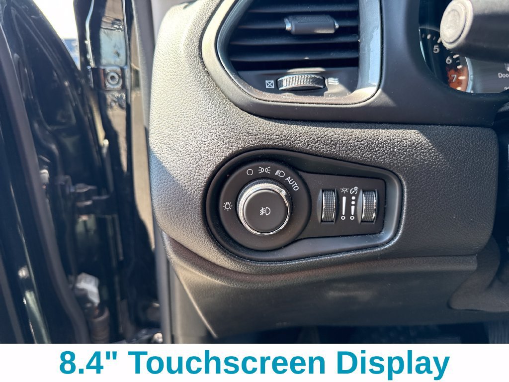 Used 2018 Jeep Renegade Limited w/ UConnect 8.4 Nav Group AWD/4WD image 13