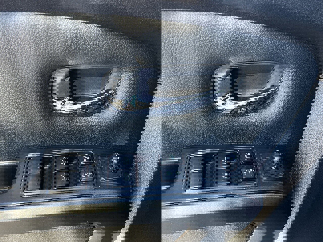 Used 2024 Nissan Titan SV w/ SV Convenience Package image 27