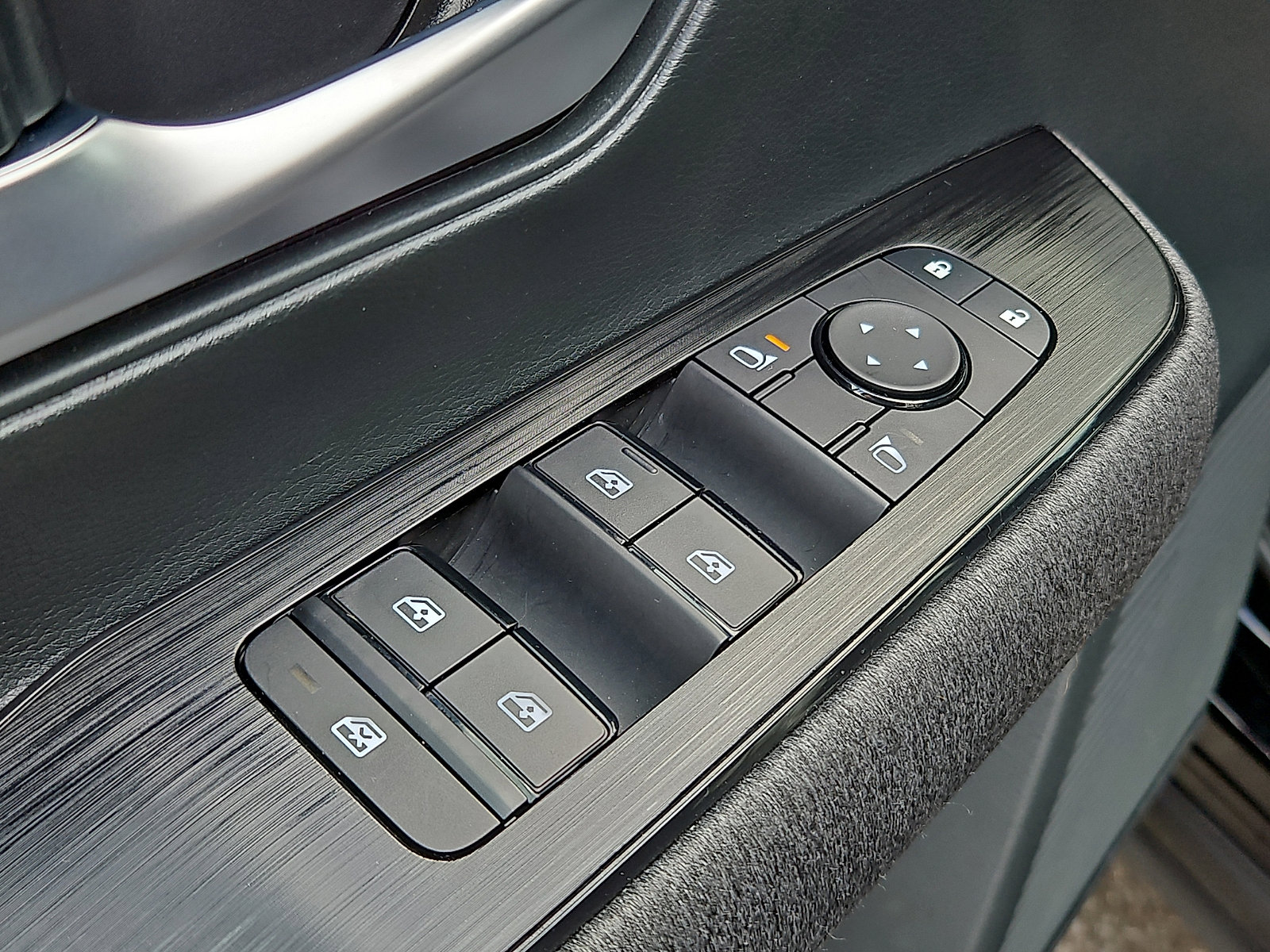 Certified 2025 Nissan Kicks SV w/ Illumination Package image 26