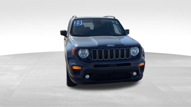 Used 2023 Jeep Renegade Latitude w/ Premium Group AWD/4WD image 9