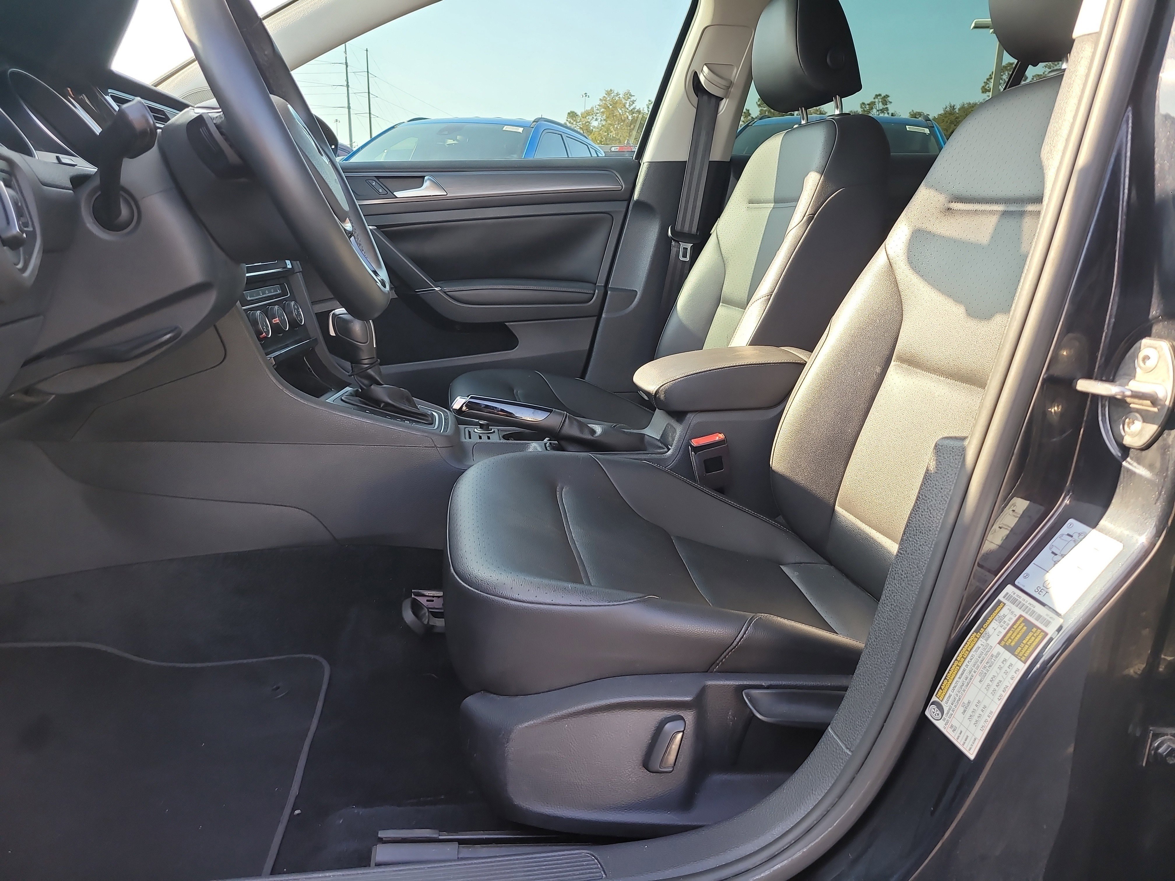 Used 2021 Volkswagen Golf 4-Door image 16