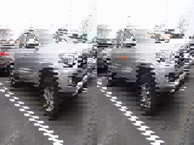 Used 2017 Toyota Tacoma SR5 w/ Tow Package image 4