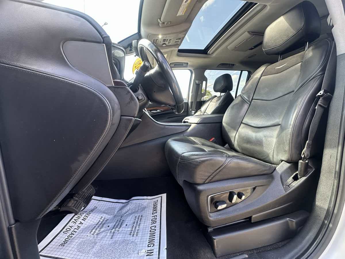 Used 2020 Cadillac Escalade ESV Luxury AWD/4WD image 11