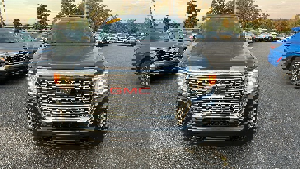 Used 2022 GMC Canyon Denali image 2