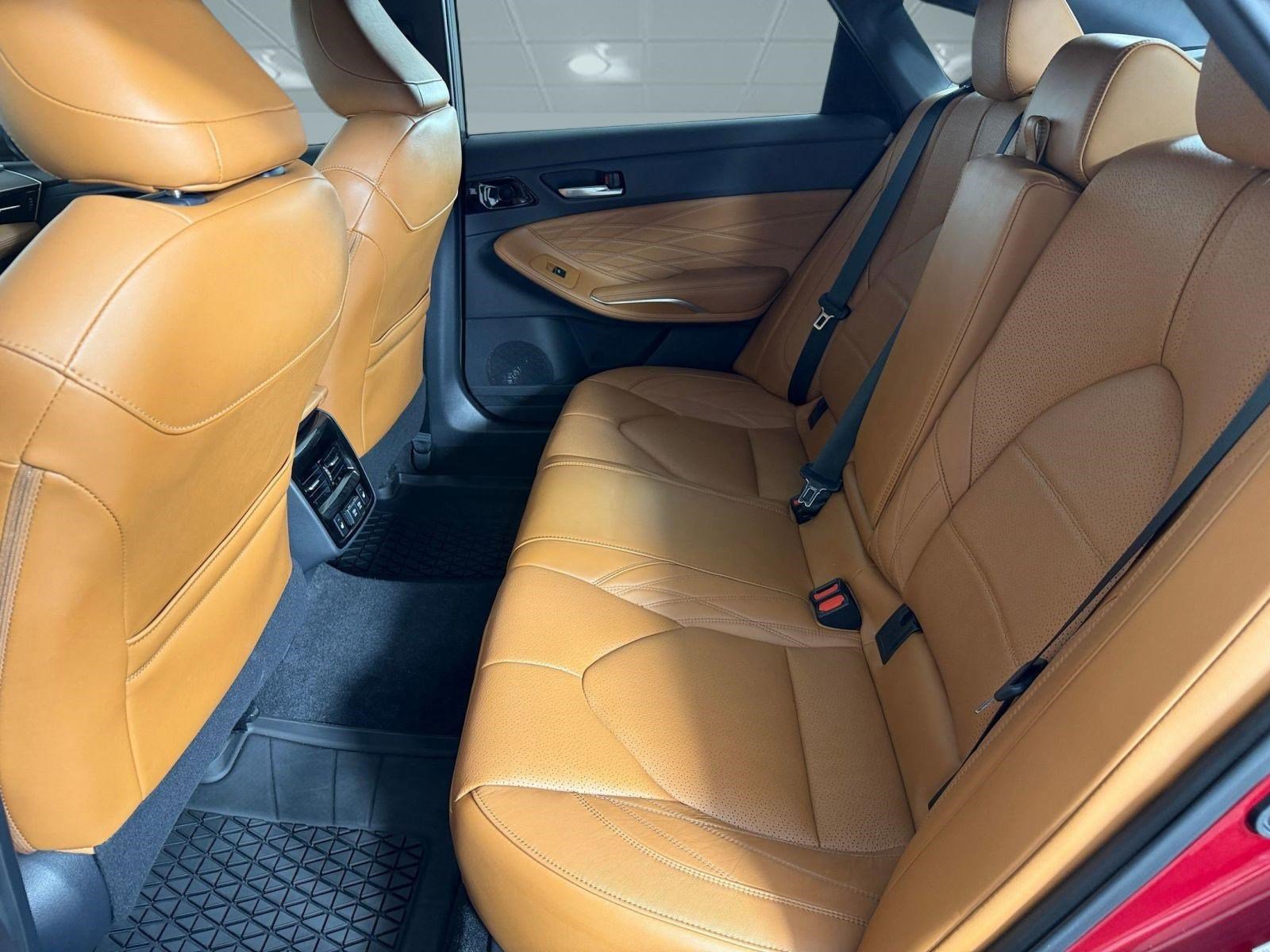 Used 2019 Toyota Avalon Limited FWD image 12