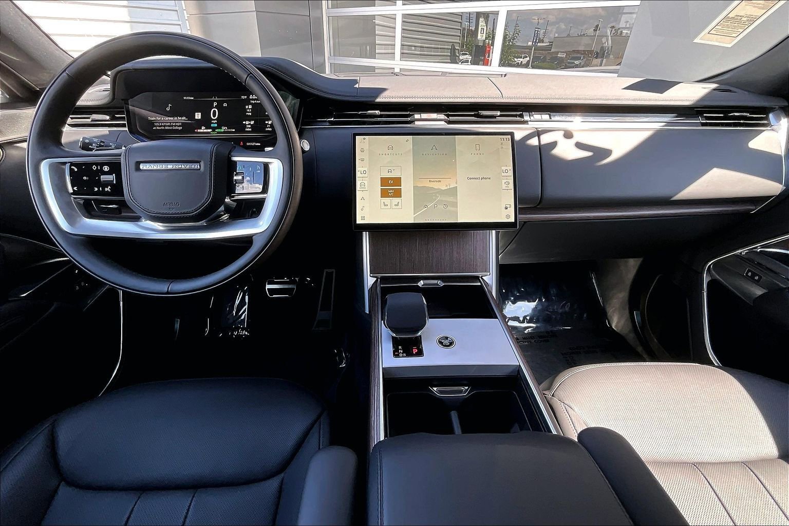 Used 2025 Land Rover Range Rover SE image 14