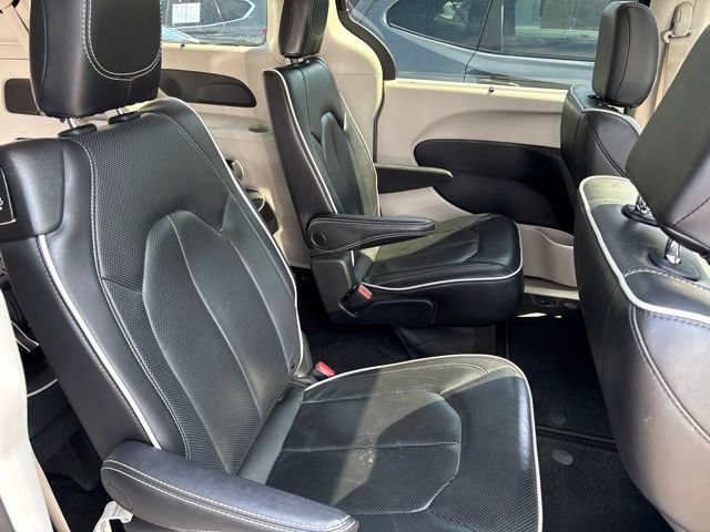 Used 2023 Chrysler Pacifica Limited FWD image 12