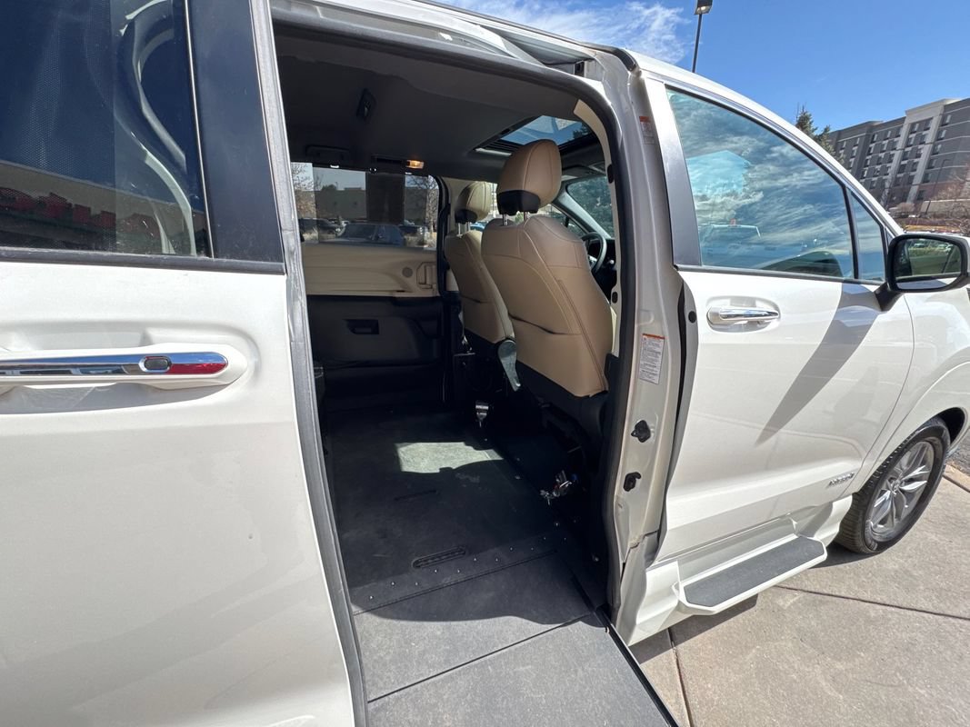 Used 2021 Toyota Sienna XLE AWD/4WD image 29