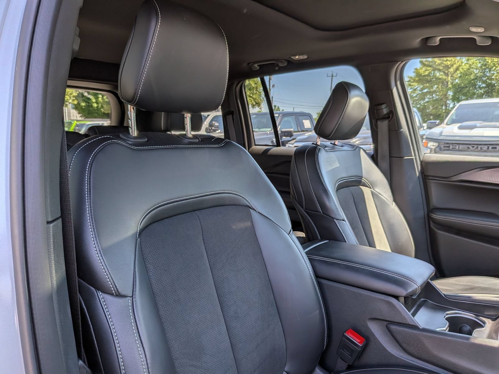 Used 2025 Jeep Grand Cherokee Altitude AWD/4WD image 37