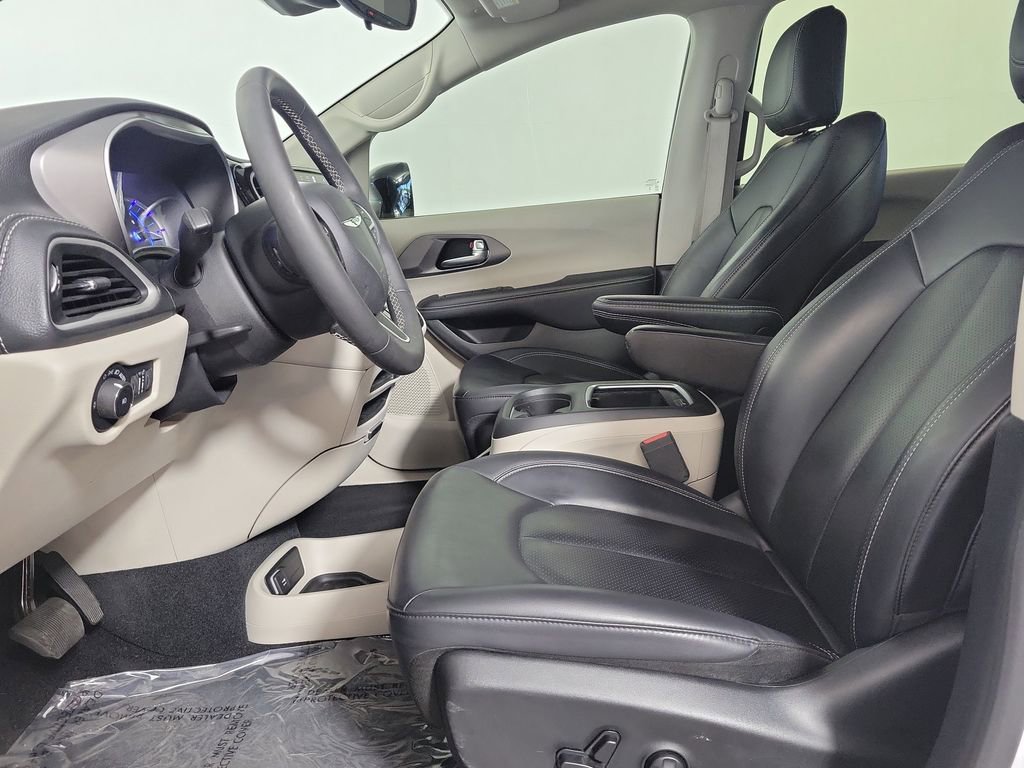 Used 2024 Chrysler Pacifica Select image 12