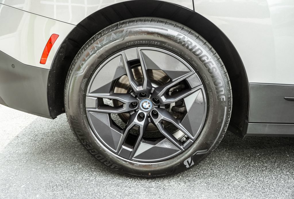 Used 2024 BMW iX xDrive50 w/ Premium Package AWD/4WD image 31
