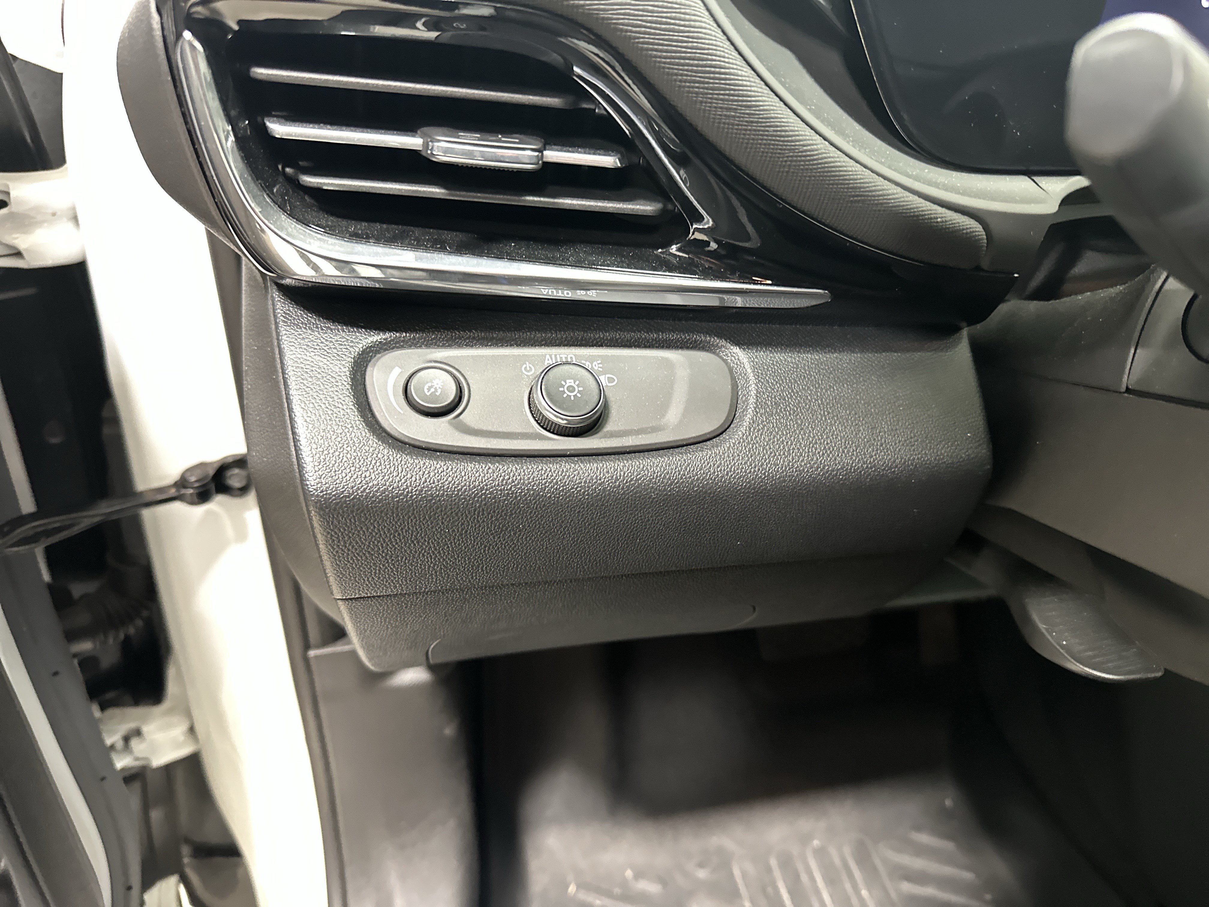 Used 2025 Buick Envista Sport Touring w/ Convenience I Package FWD image 37