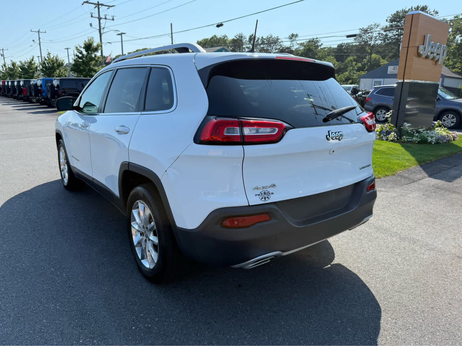 Used 2016 Jeep Cherokee Limited AWD/4WD image 6