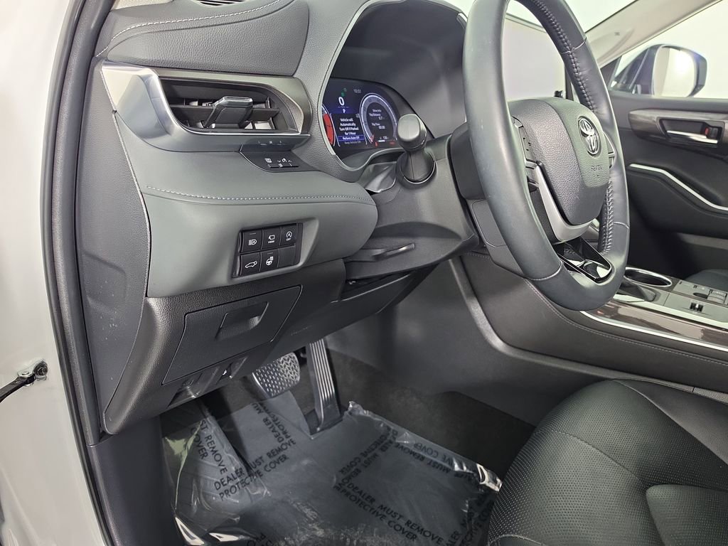 Used 2024 Toyota Highlander Limited FWD image 11