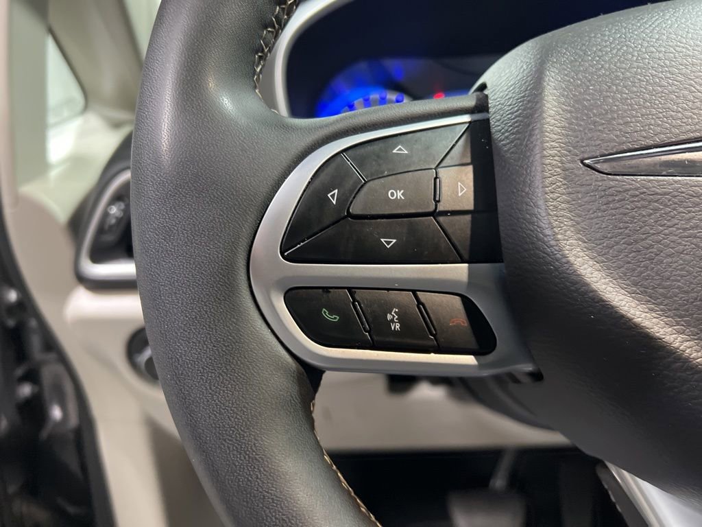 Used 2023 Chrysler Pacifica Touring-L image 22
