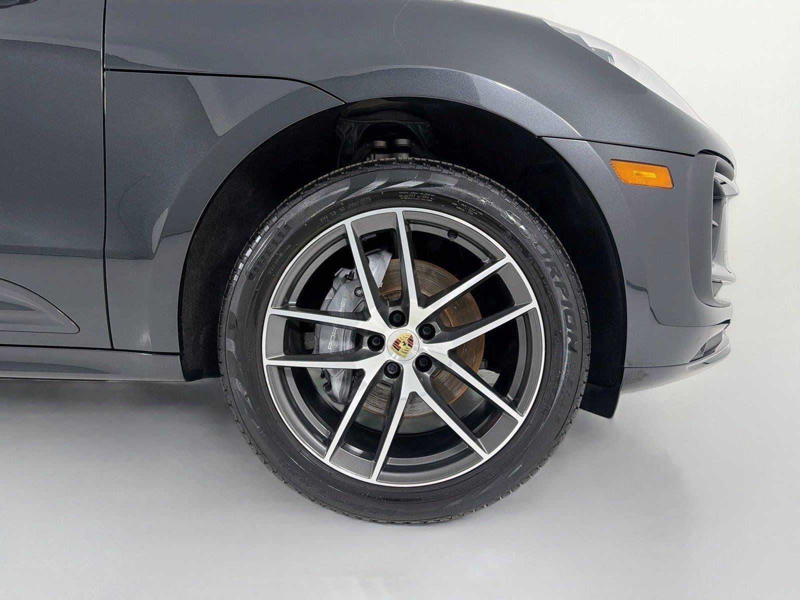 Certified 2024 Porsche Macan AWD/4WD image 31