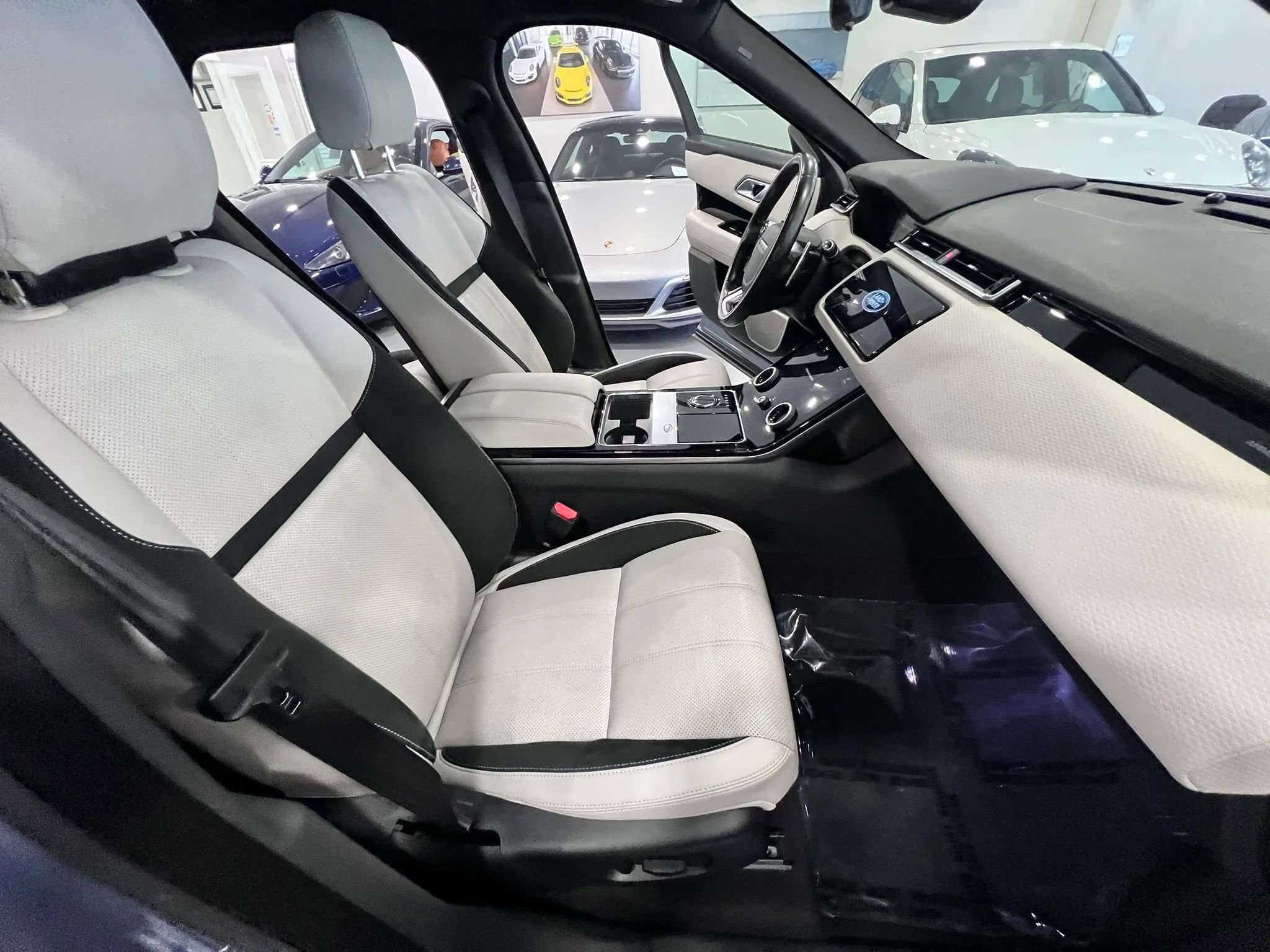 Used 2019 Land Rover Range Rover Velar R-Dynamic SE AWD/4WD image 23