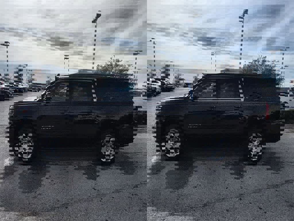 Used 2018 Chevrolet Suburban LT image 3