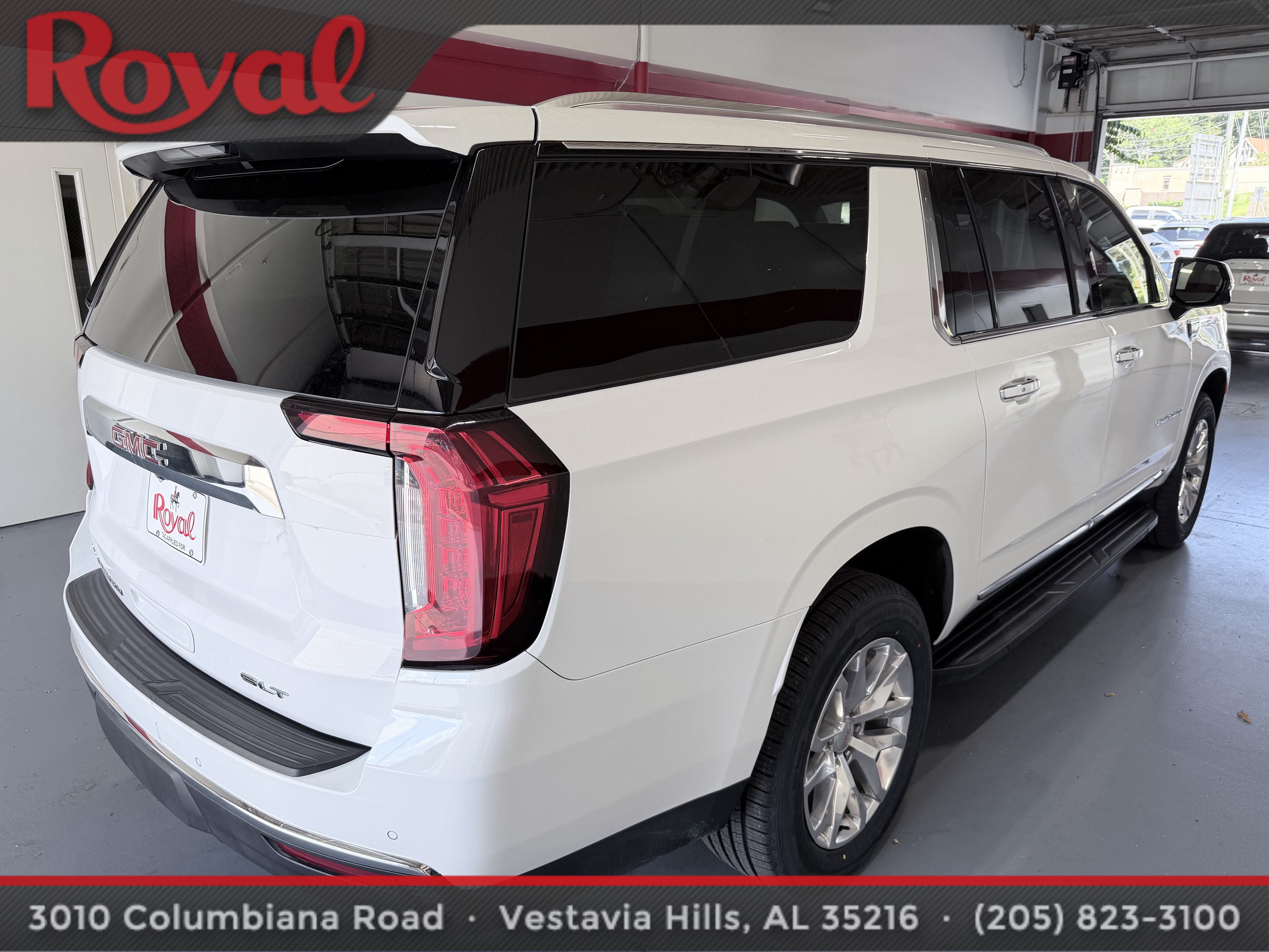 Used 2024 GMC Yukon XL SLT w/ SLT Luxury Package RWD image 4