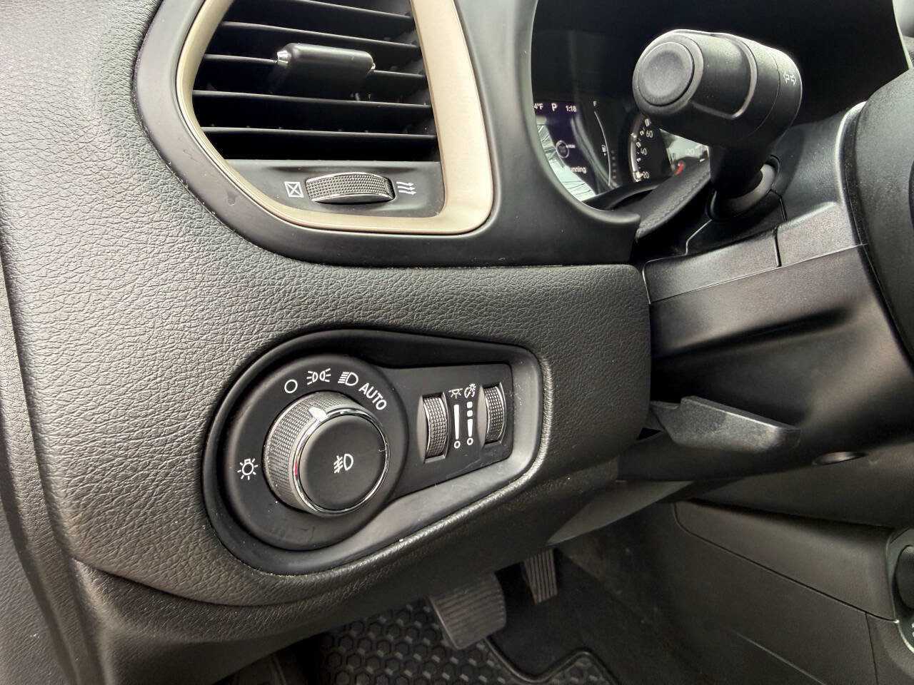 Used 2016 Jeep Renegade Latitude w/ Popular Equipment Group image 23