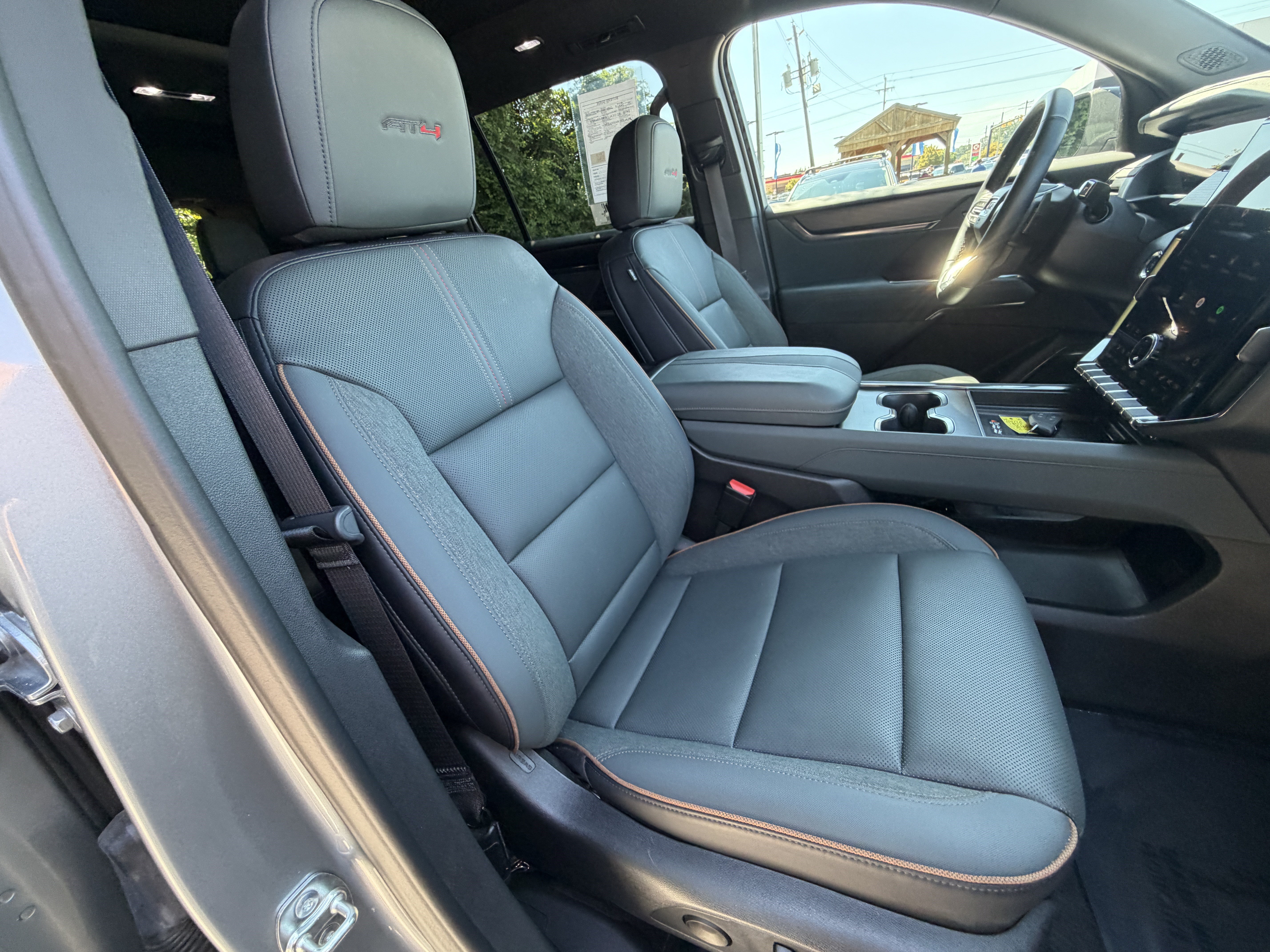 Used 2025 GMC Acadia AT4 w/ Luxury Package AWD/4WD image 20