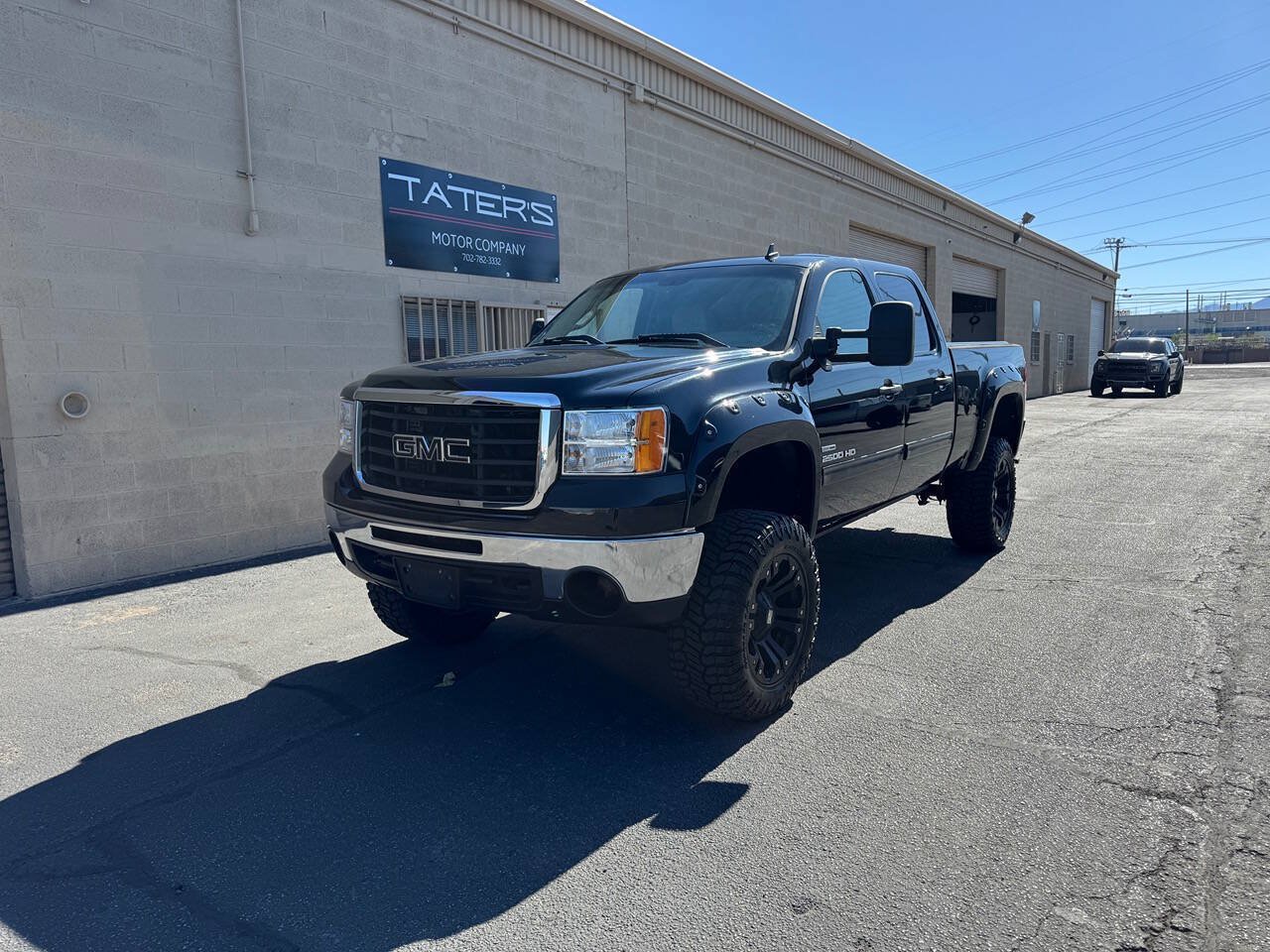 Used 2007 GMC Sierra 2500 SLE w/ Z71 Off-Road Package AWD/4WD image 2