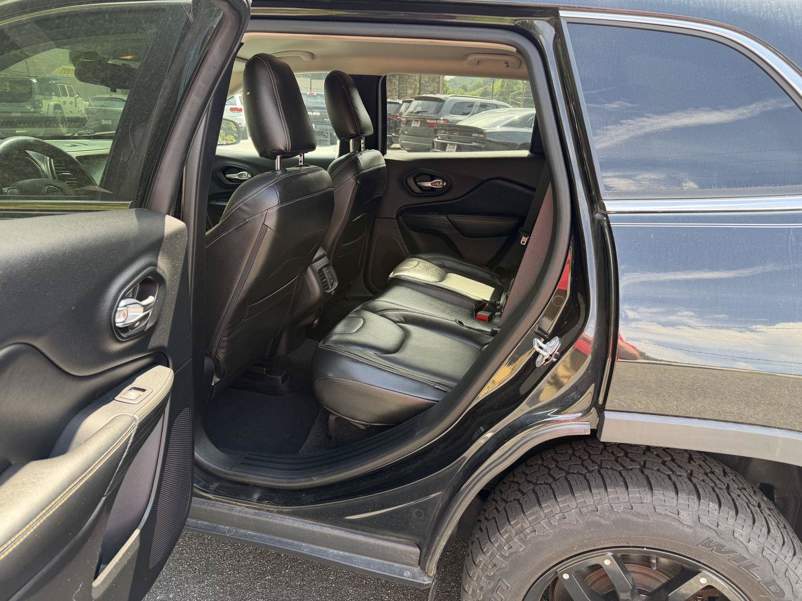Used 2015 Jeep Cherokee Latitude w/ Trailer Tow Group AWD/4WD image 11