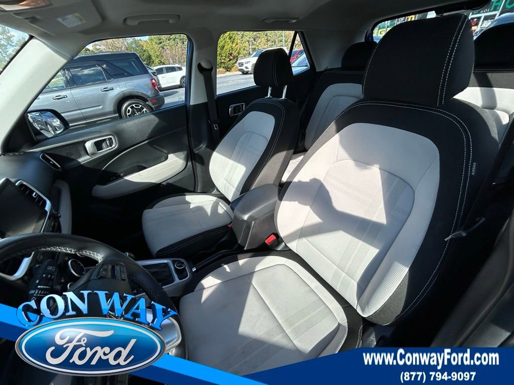 Used 2024 Hyundai Venue SEL image 28