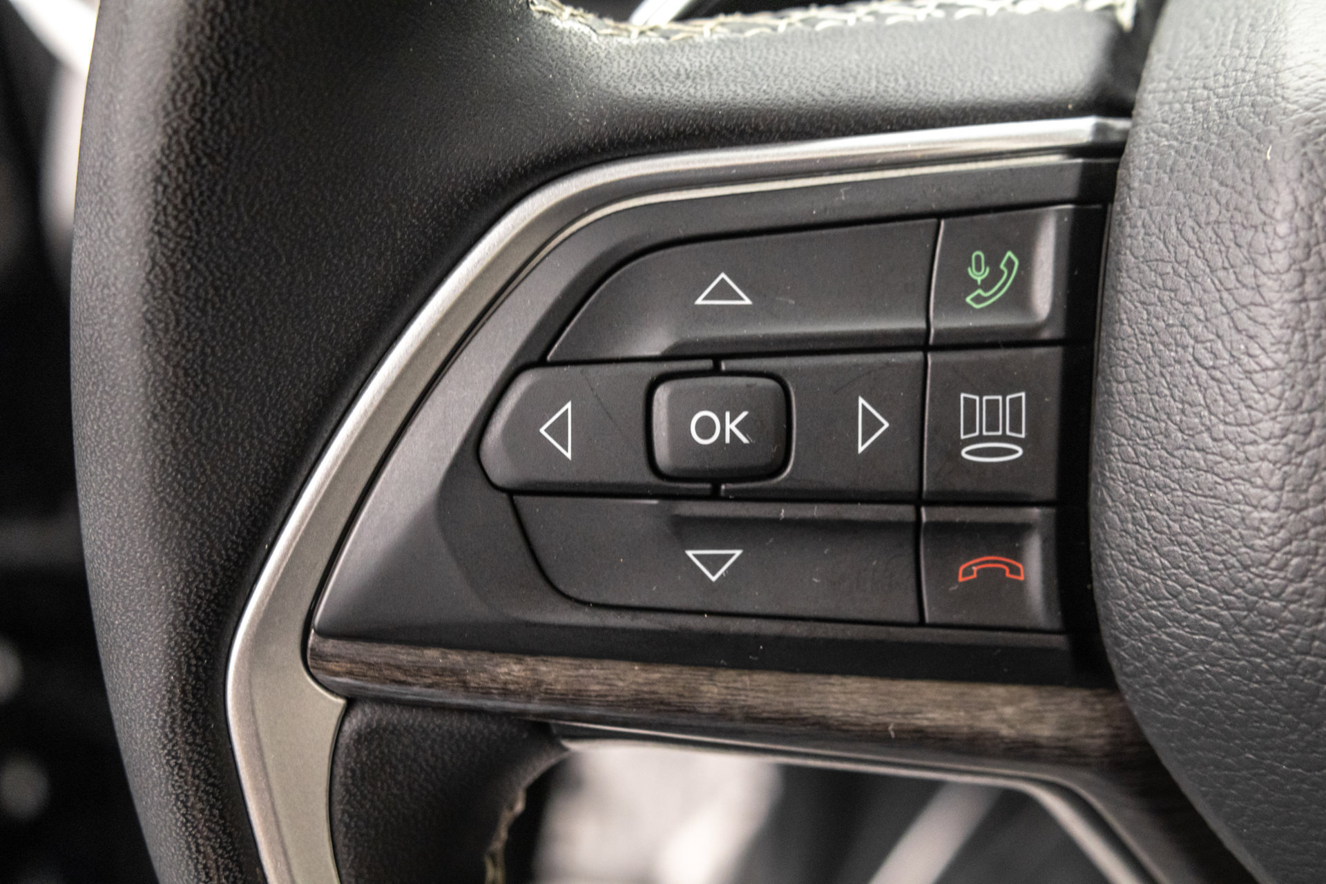 Used 2023 Jeep Grand Cherokee Limited AWD/4WD image 19