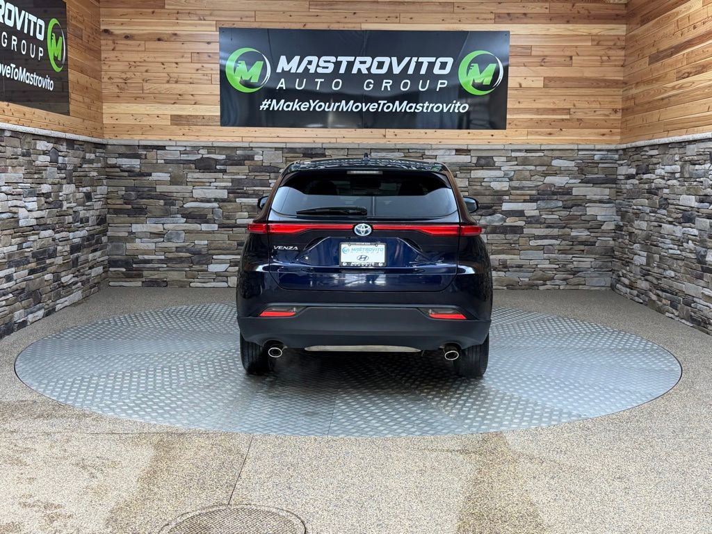 Used 2023 Toyota Venza LE image 8
