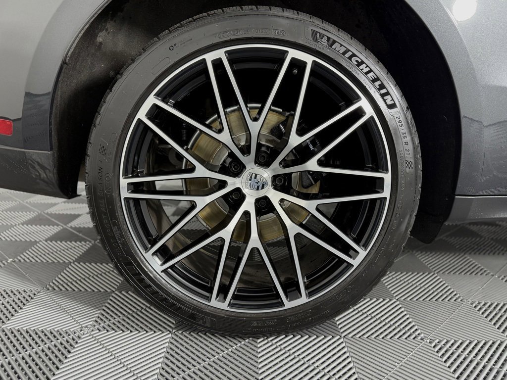 Certified 2025 Porsche Macan image 17