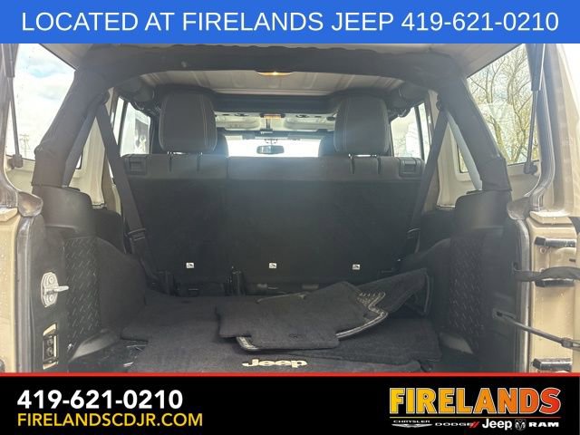 Used 2017 Jeep Wrangler Unlimited Rubicon w/ Connectivity Group AWD/4WD image 9