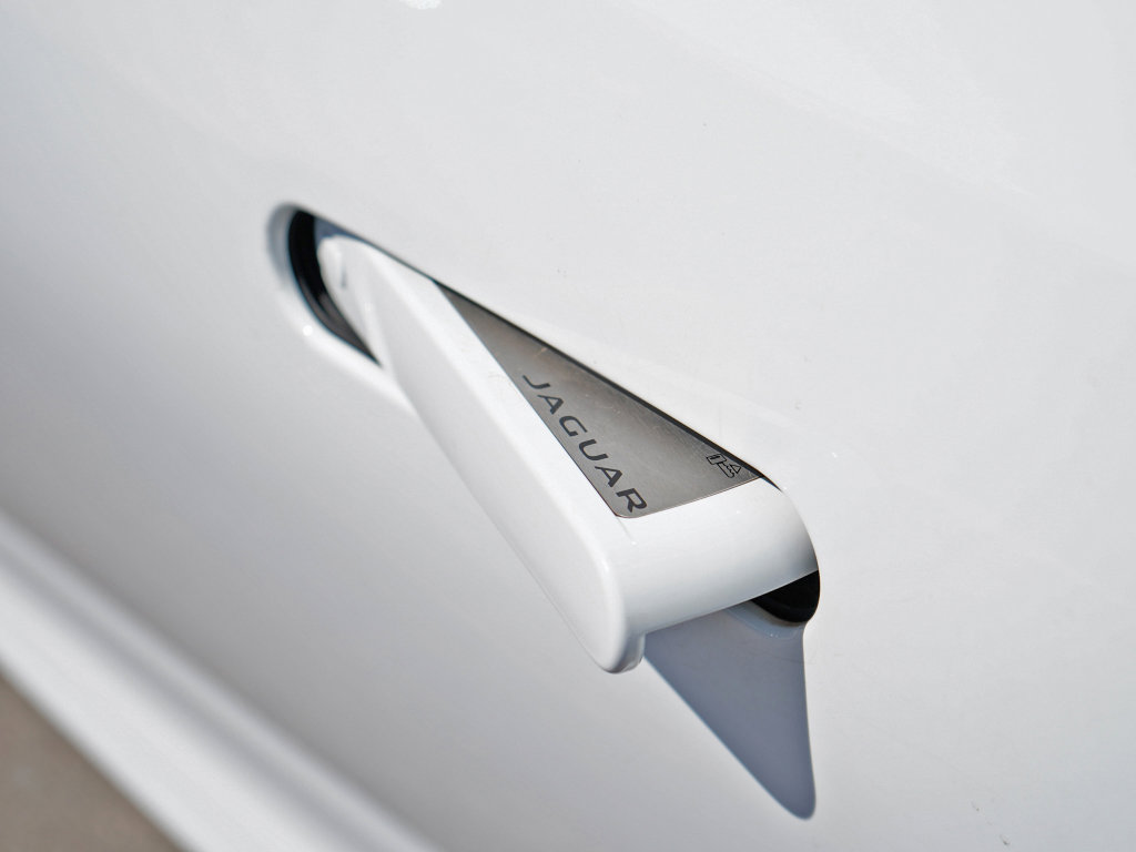 Used 2018 Jaguar F-TYPE Coupe RWD image 9