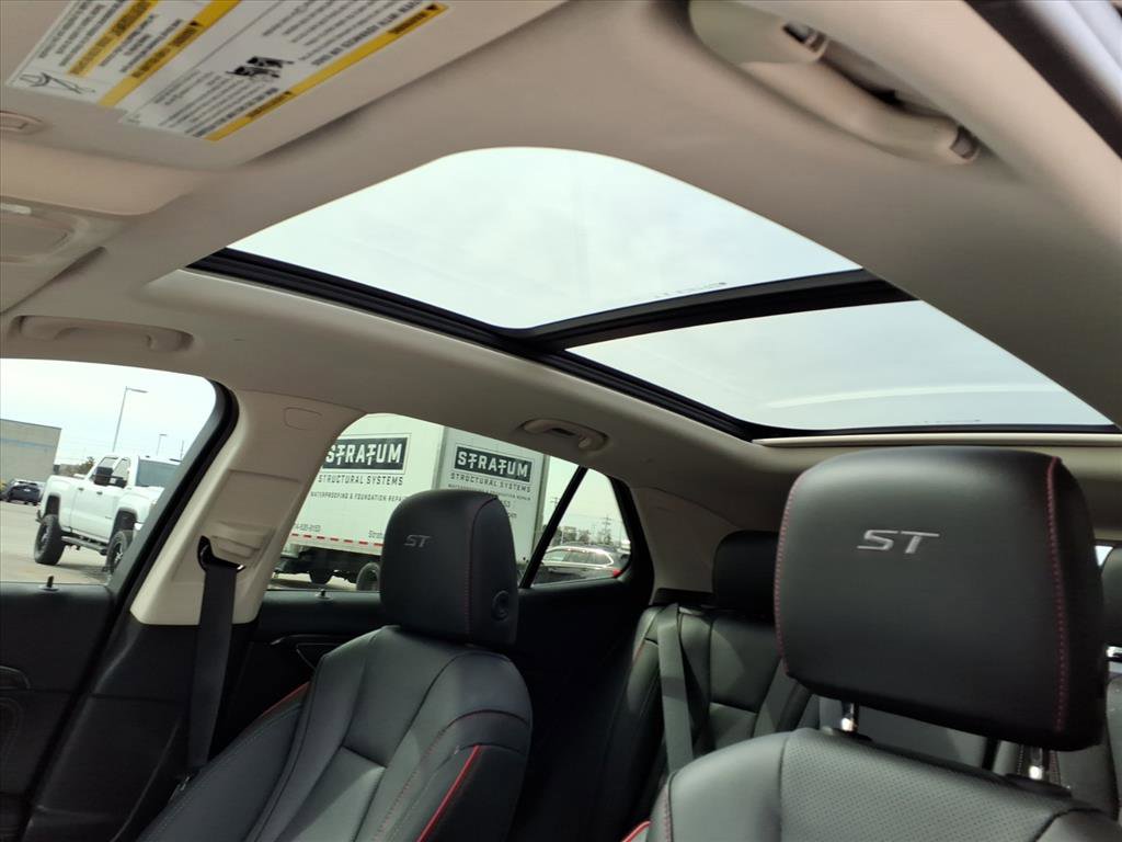 Used 2023 Buick Envision Essence w/ Sport Touring Package image 25