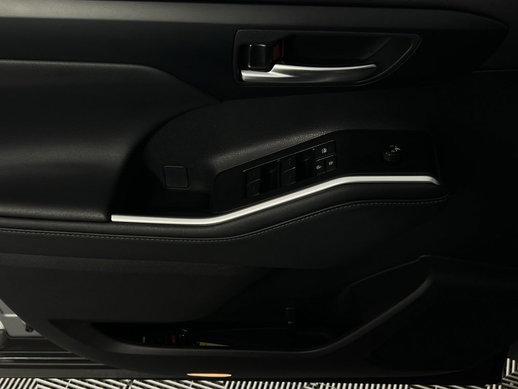 Used 2025 Toyota Highlander XLE image 24