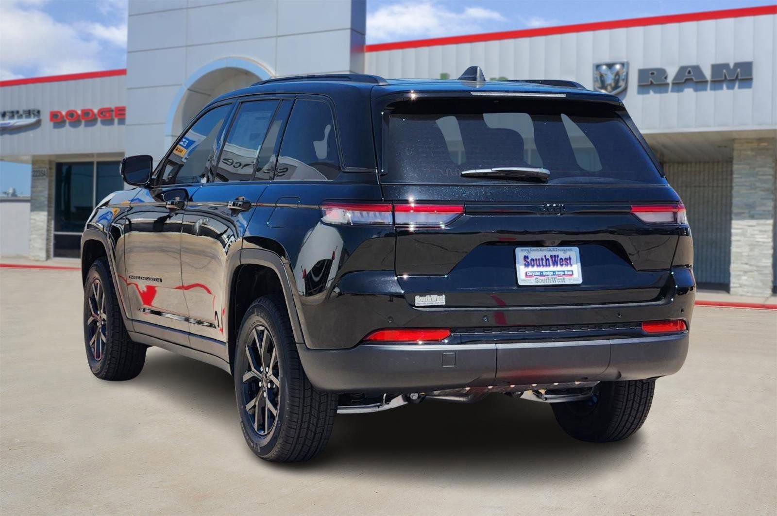 New 2025 Jeep Grand Cherokee Altitude image 4