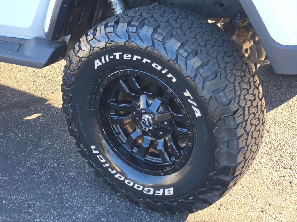 Certified 2020 Jeep Gladiator Overland AWD/4WD image 17