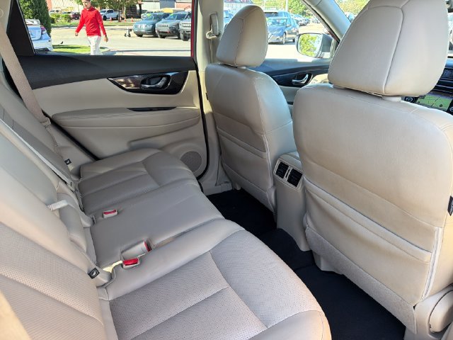 Used 2017 Nissan Rogue SL w/ SL Premium Package FWD image 27
