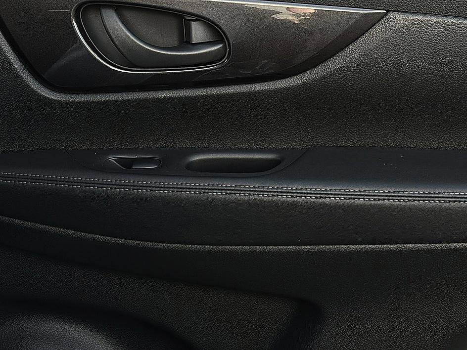 Used 2019 Nissan Rogue S image 24