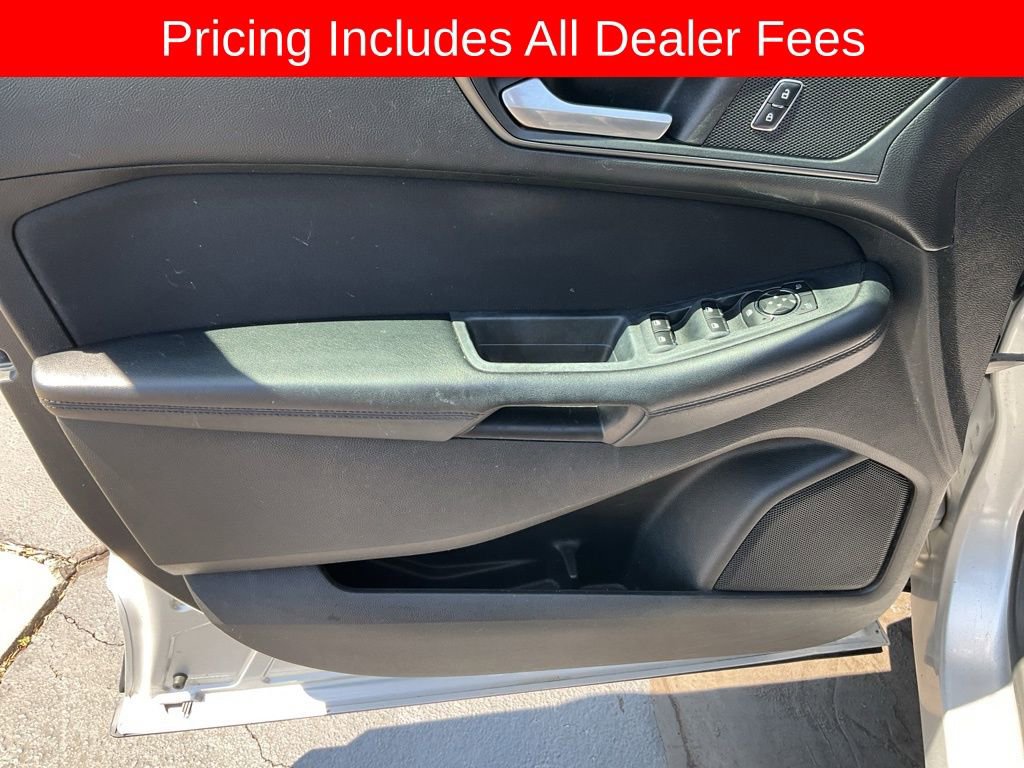 Used 2017 Ford Edge SE FWD image 3
