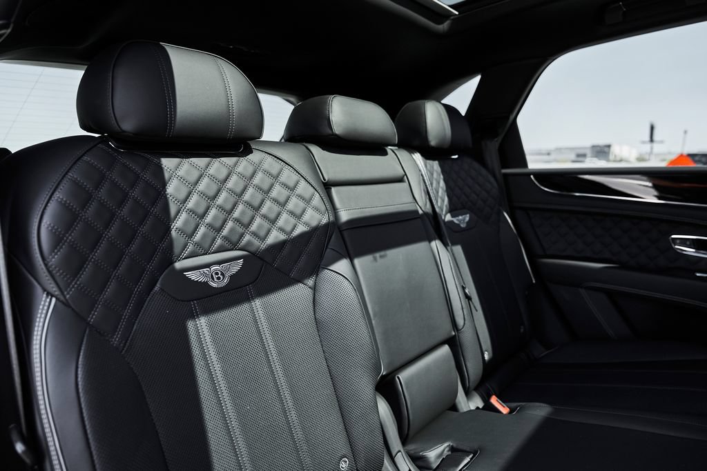Used 2025 Bentley Bentayga AWD/4WD image 43